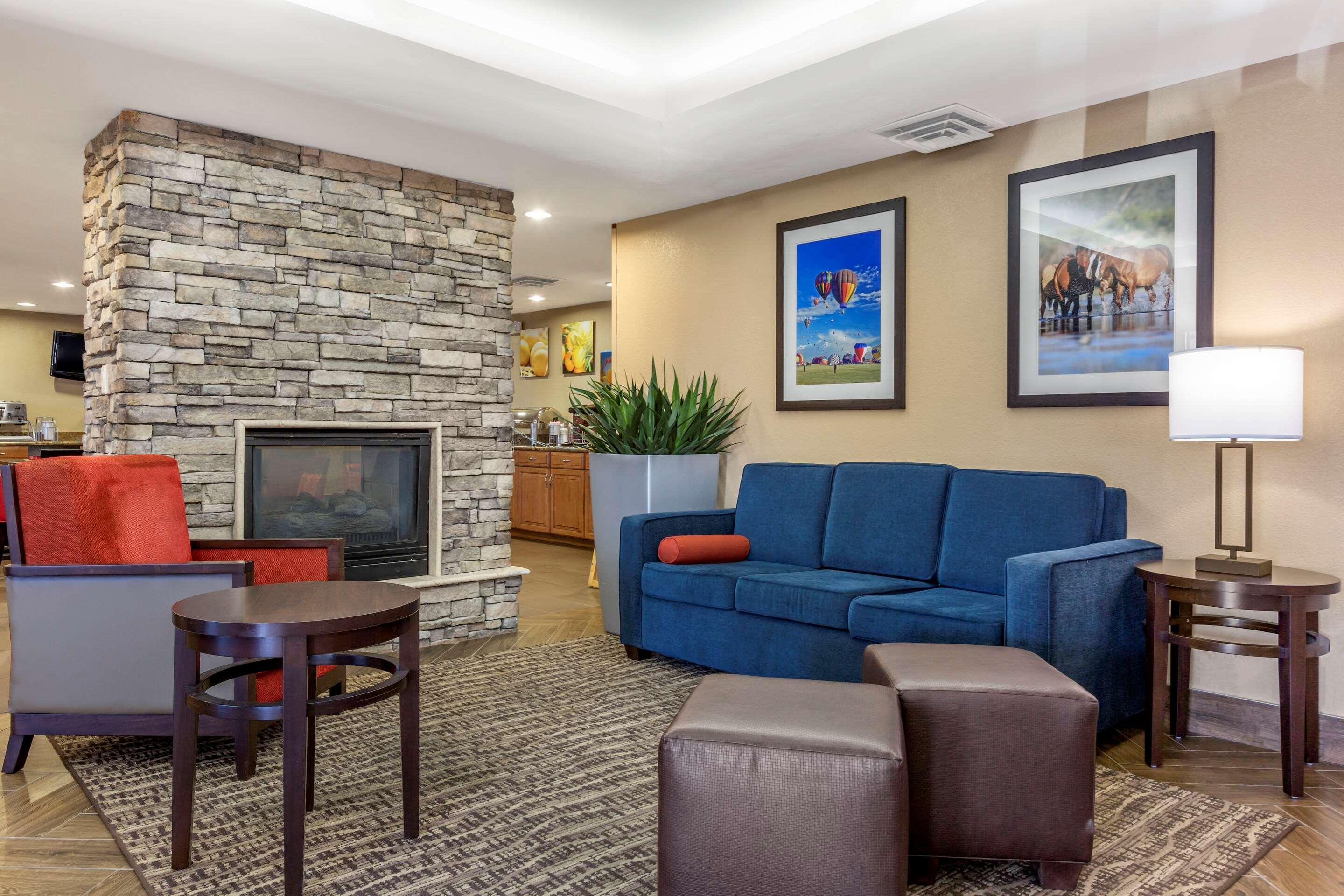 Comfort Inn & Suites Phoenix North - Deer Valley Екстер'єр фото